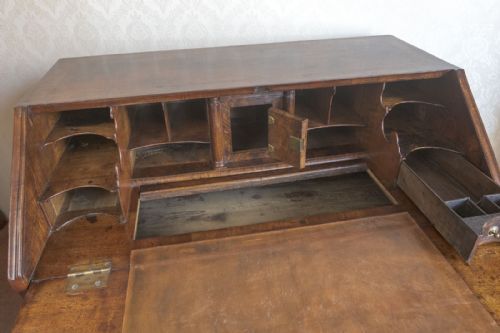 VERY GOOD EARLY 18TH CENTURY WALNUT WRITING BUREAU OF AMAZING QUALITY - ADDITIONAL PHOTO 9