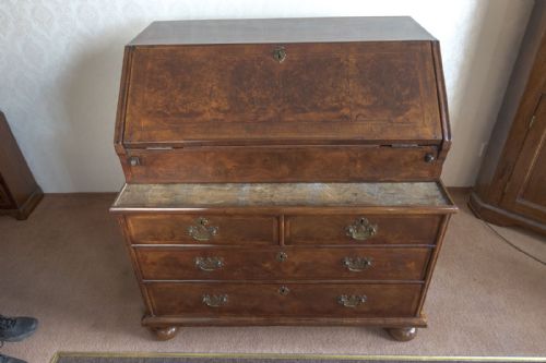 VERY GOOD EARLY 18TH CENTURY WALNUT WRITING BUREAU OF AMAZING QUALITY - ADDITIONAL PHOTO 10