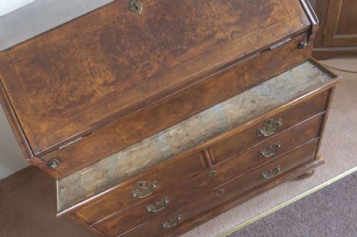 VERY GOOD EARLY 18TH CENTURY WALNUT WRITING BUREAU OF AMAZING QUALITY - ADDITIONAL PHOTO 11