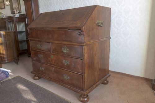 VERY GOOD EARLY 18TH CENTURY WALNUT WRITING BUREAU OF AMAZING QUALITY - ADDITIONAL PHOTO 12