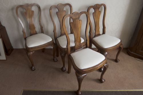A SET OF FOUR QUEEN ANNE STYLE DINING CHAIRS IN WALNUT - ADDITIONAL PHOTO 1