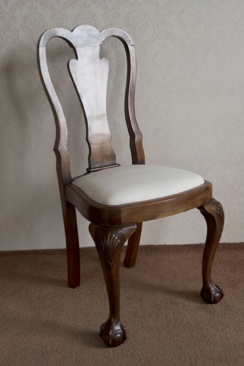 A SET OF FOUR QUEEN ANNE STYLE DINING CHAIRS IN WALNUT - ADDITIONAL PHOTO 3