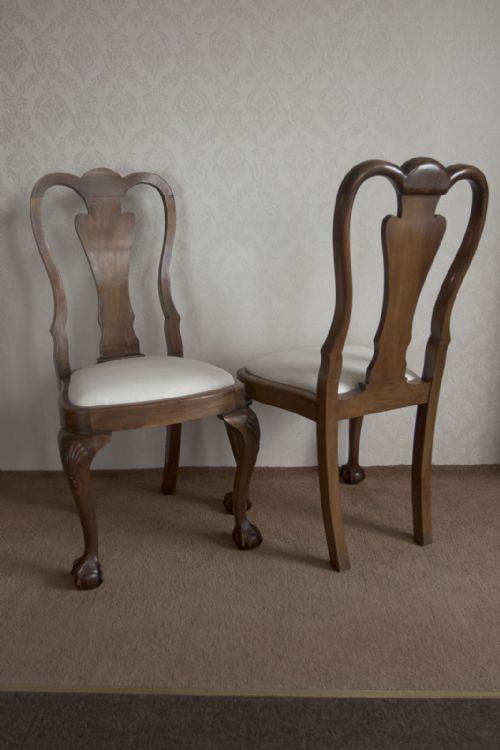A SET OF FOUR QUEEN ANNE STYLE DINING CHAIRS IN WALNUT - ADDITIONAL PHOTO 4