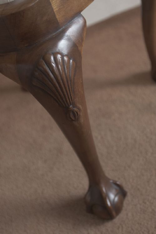 A SET OF FOUR QUEEN ANNE STYLE DINING CHAIRS IN WALNUT - ADDITIONAL PHOTO 5