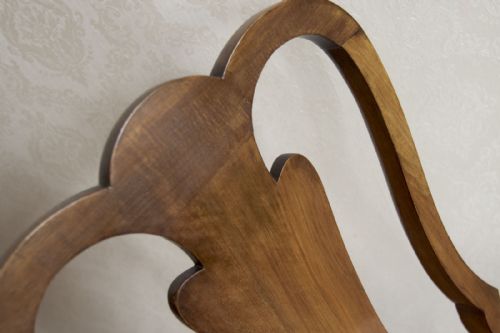 A SET OF FOUR QUEEN ANNE STYLE DINING CHAIRS IN WALNUT - ADDITIONAL PHOTO 7