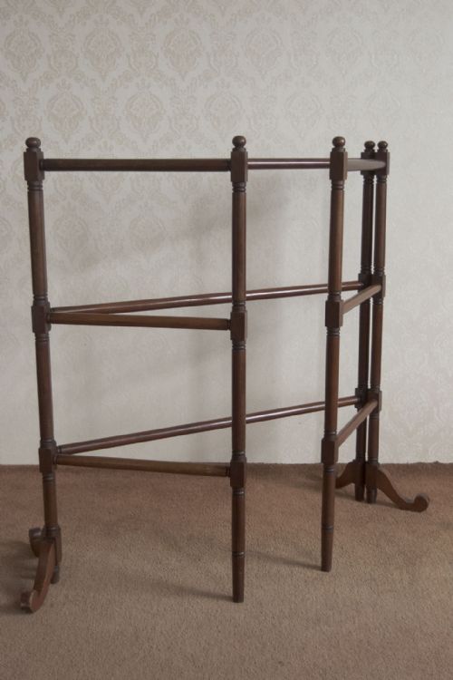 a fine quality and practical folding clothes horse in mahogany - CATEGORY: ANTIQUE MISCELLANEOUS - DATED 19TH CENTURY
