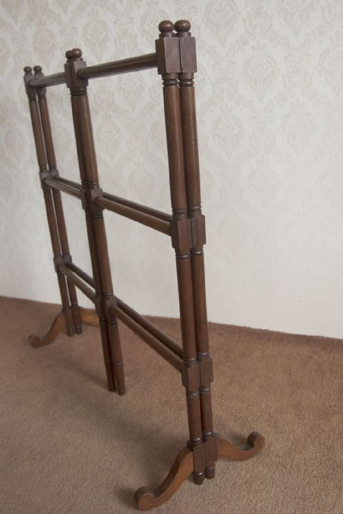 A FINE QUALITY AND PRACTICAL FOLDING CLOTHES HORSE IN MAHOGANY - ADDITIONAL PHOTO 2