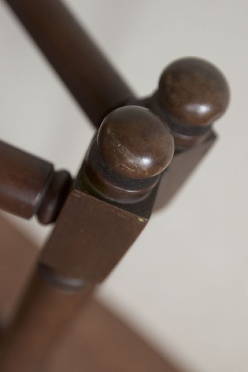 A FINE QUALITY AND PRACTICAL FOLDING CLOTHES HORSE IN MAHOGANY - ADDITIONAL PHOTO 4