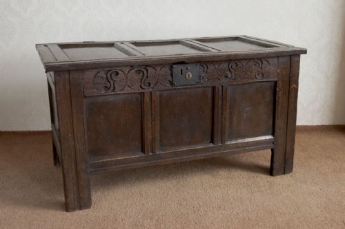 a 17th century panelled coffer in oak - CATEGORY: ANTIQUE CHESTS - DATED 17TH CENTURY