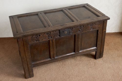 A 17TH CENTURY PANELLED COFFER IN OAK - ADDITIONAL PHOTO 1