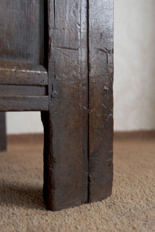 A 17TH CENTURY PANELLED COFFER IN OAK - ADDITIONAL PHOTO 2
