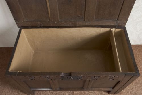 A 17TH CENTURY PANELLED COFFER IN OAK - ADDITIONAL PHOTO 3