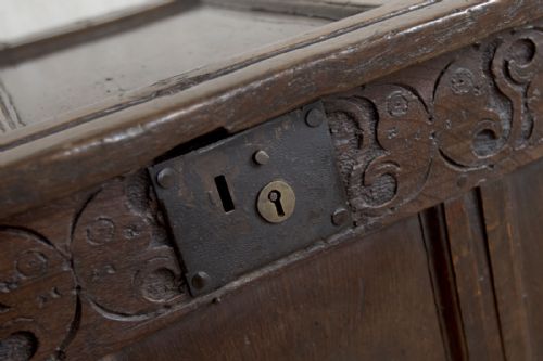 A 17TH CENTURY PANELLED COFFER IN OAK - ADDITIONAL PHOTO 4