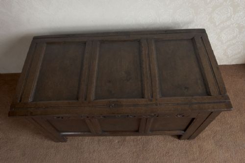 A 17TH CENTURY PANELLED COFFER IN OAK - ADDITIONAL PHOTO 5