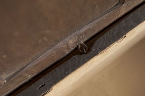 A 17TH CENTURY PANELLED COFFER IN OAK - ADDITIONAL PHOTO 7