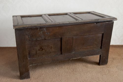 A 17TH CENTURY PANELLED COFFER IN OAK - ADDITIONAL PHOTO 8