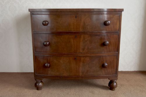 good victorian bow front chest of drawers in mahogany - CATEGORY: ANTIQUE CHEST OF DRAWERS - DATED 19TH CENTURY