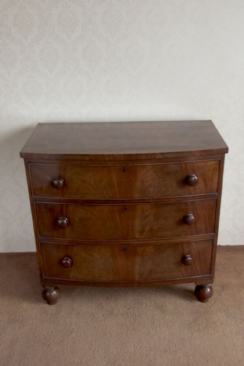 GOOD VICTORIAN BOW FRONT CHEST OF DRAWERS IN MAHOGANY - ADDITIONAL PHOTO 1