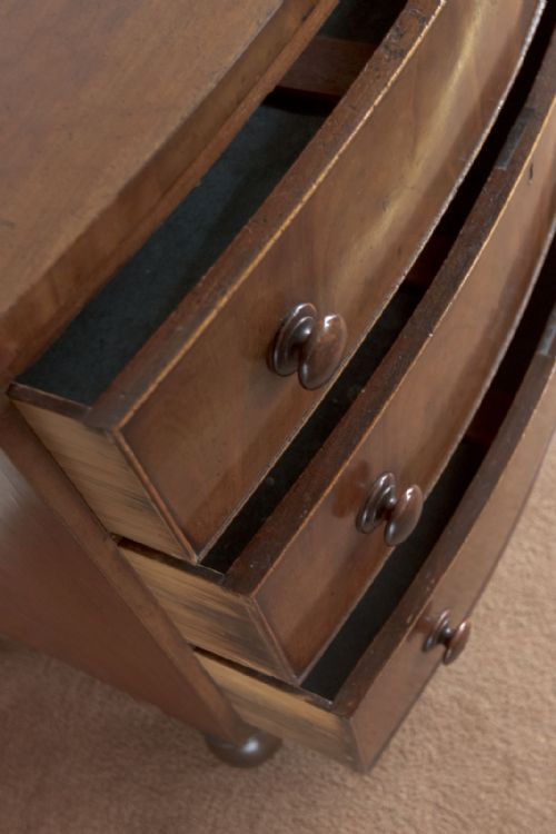 GOOD VICTORIAN BOW FRONT CHEST OF DRAWERS IN MAHOGANY - ADDITIONAL PHOTO 5