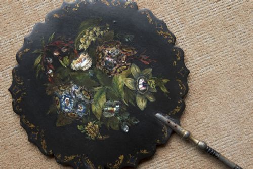 A PAIR OF DELIGHTFUL ROUND 19TH CENTURY PAPIERMCH FACE SCREENS - ADDITIONAL PHOTO 1