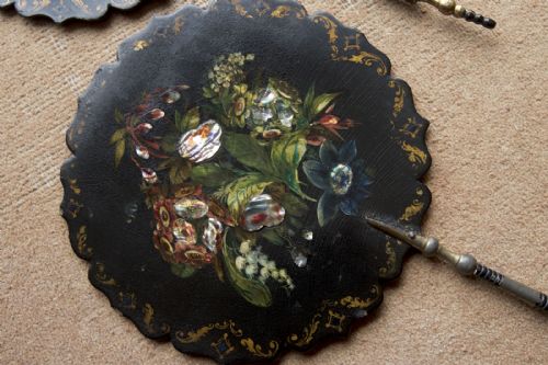 A PAIR OF DELIGHTFUL ROUND 19TH CENTURY PAPIERMCH FACE SCREENS - ADDITIONAL PHOTO 3
