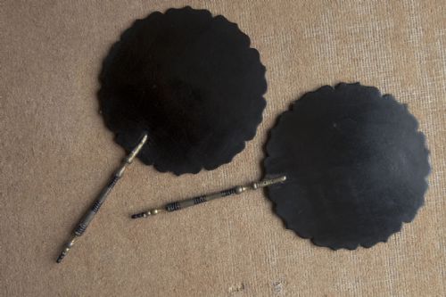 A PAIR OF DELIGHTFUL ROUND 19TH CENTURY PAPIERMCH FACE SCREENS - ADDITIONAL PHOTO 5