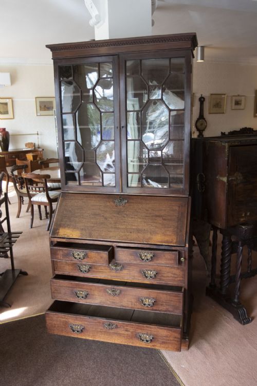 GEORGE III MAHOGANY BUREAU BOOKCASE OF VERY ELEGANT PROPORTIONS - ADDITIONAL PHOTO 1