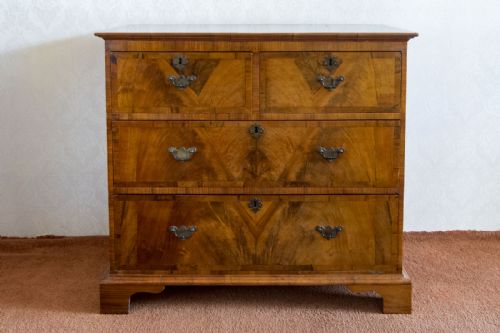 a delightful and pretty walnut chest of drawers - CATEGORY: ANTIQUE CHEST OF DRAWERS - DATED VICTORIAN