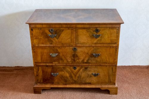 A DELIGHTFUL AND PRETTY WALNUT CHEST OF DRAWERS - ADDITIONAL PHOTO 1