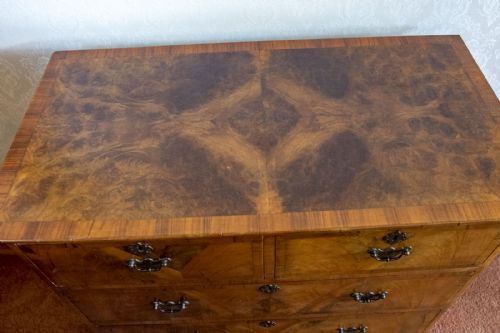 A DELIGHTFUL AND PRETTY WALNUT CHEST OF DRAWERS - ADDITIONAL PHOTO 2