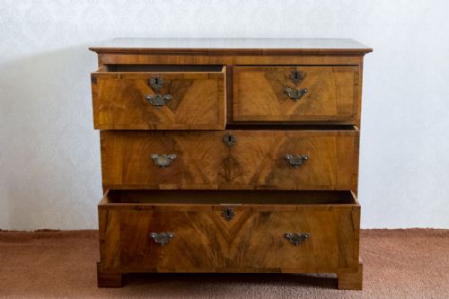 A DELIGHTFUL AND PRETTY WALNUT CHEST OF DRAWERS - ADDITIONAL PHOTO 3