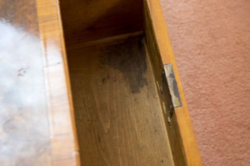 A DELIGHTFUL AND PRETTY WALNUT CHEST OF DRAWERS - ADDITIONAL PHOTO 4