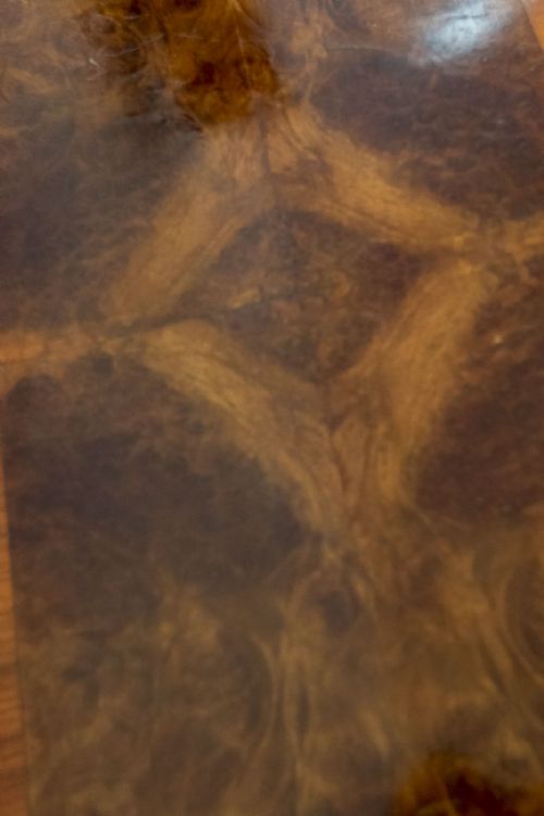 A DELIGHTFUL AND PRETTY WALNUT CHEST OF DRAWERS - ADDITIONAL PHOTO 5