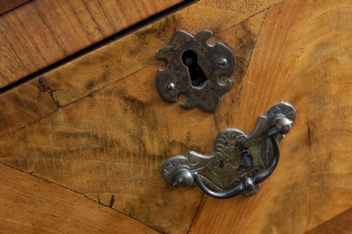 A DELIGHTFUL AND PRETTY WALNUT CHEST OF DRAWERS - ADDITIONAL PHOTO 6