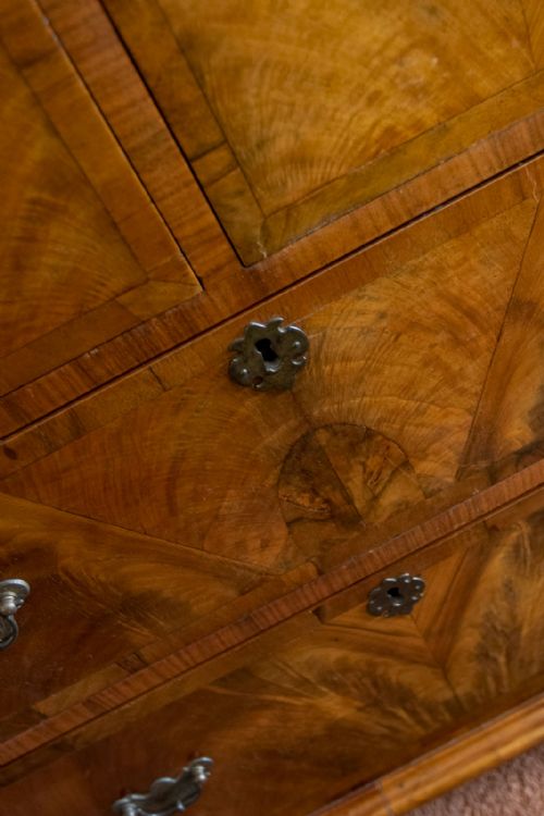 A DELIGHTFUL AND PRETTY WALNUT CHEST OF DRAWERS - ADDITIONAL PHOTO 7