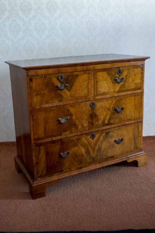 A DELIGHTFUL AND PRETTY WALNUT CHEST OF DRAWERS - ADDITIONAL PHOTO 8