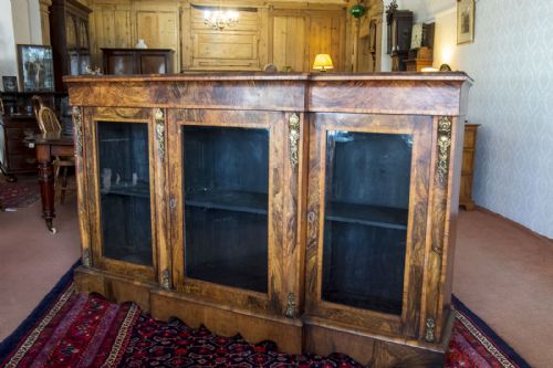 VICTORIAN WALNUT BREAKFRONT BOOKCASE - ADDITIONAL PHOTO 1