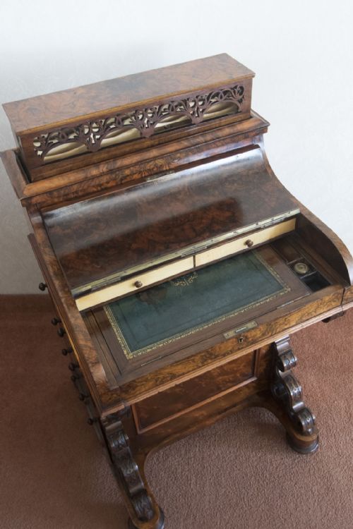VICTORIAN BURR WALNUT PIANO RISE AND FALL DAVENPORT - ADDITIONAL PHOTO 8
