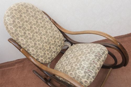 A LATE19TH CENTURY AUSTRIAN BENT WOOD ROCKING CHAIR - ADDITIONAL PHOTO 4