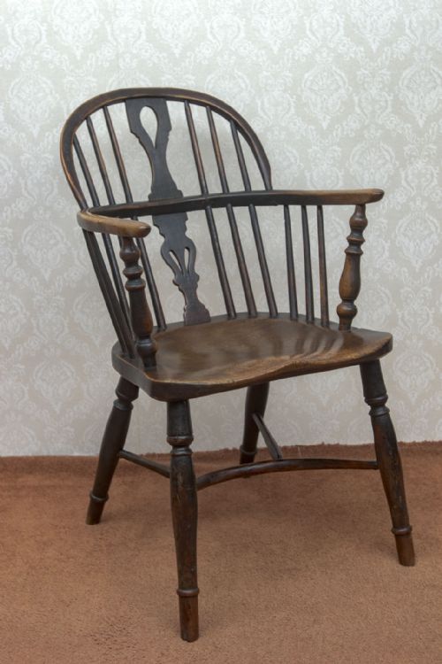 A GOOD ANTIQUE LOWBACK STYLE WINDSOR CHAIR