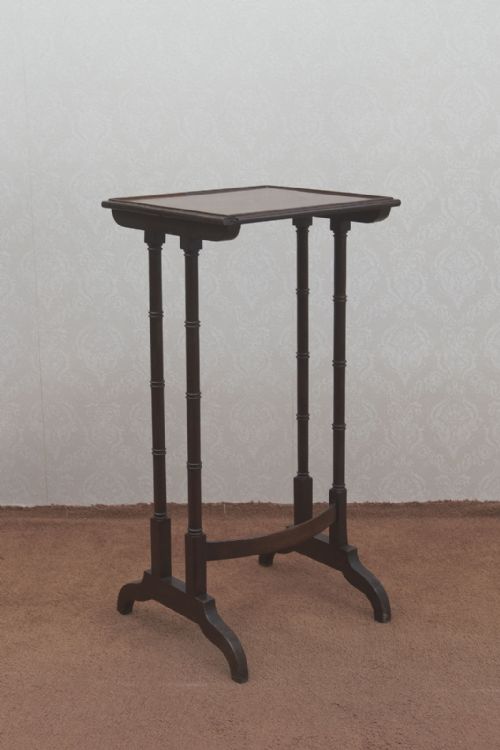 small occasional table on finely turned supports - CATEGORY: ANTIQUE TABLES - DATED 19TH CENTURY