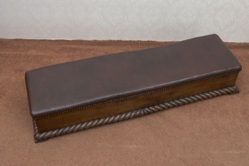 GOOD CARVED FENDER STOOL IN OAK - ADDITIONAL PHOTO 1