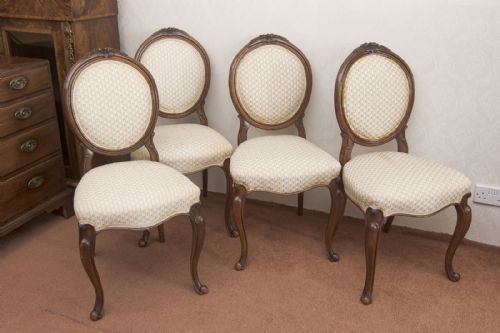 set of four pretty baloon back chairs in walnut - CATEGORY: ANTIQUE CHAIRS - DATED VICTORIAN