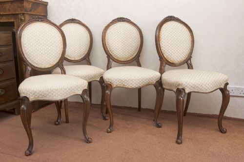 SET OF FOUR PRETTY BALOON BACK CHAIRS IN WALNUT - ADDITIONAL PHOTO 1