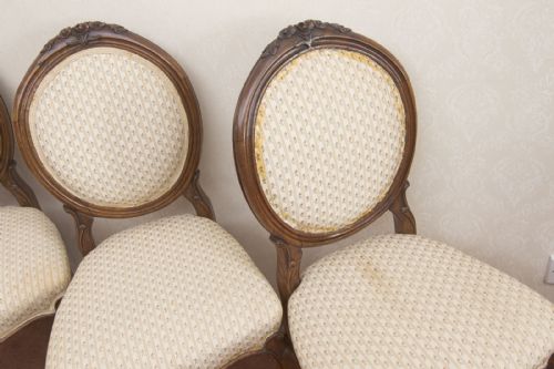 SET OF FOUR PRETTY BALOON BACK CHAIRS IN WALNUT - ADDITIONAL PHOTO 5