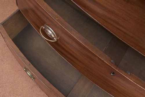 GOOD GEORGE III MAHOGANY BOW FRONTED CHEST OF DRAWERS - ADDITIONAL PHOTO 3
