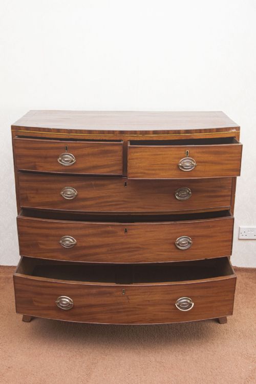 GOOD GEORGE III MAHOGANY BOW FRONTED CHEST OF DRAWERS - ADDITIONAL PHOTO 4