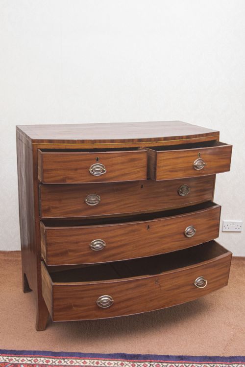 GOOD GEORGE III MAHOGANY BOW FRONTED CHEST OF DRAWERS - ADDITIONAL PHOTO 6