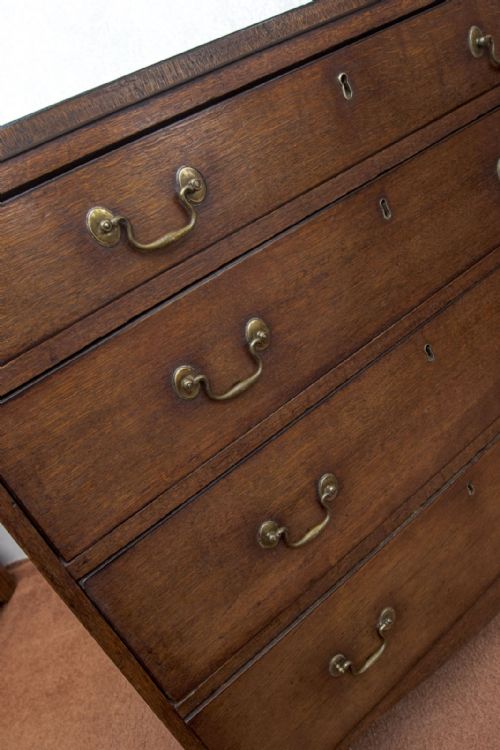 18TH CENTURY OAK DRESSING CHEST OF ELEGANT PROPORTIONS - ADDITIONAL PHOTO 1