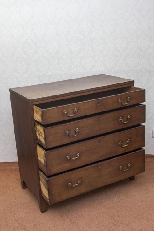 18TH CENTURY OAK DRESSING CHEST OF ELEGANT PROPORTIONS - ADDITIONAL PHOTO 2